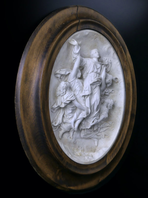 Bas-relief religieux assomption à encadrement ovale en bois fin XIXe (3/4)