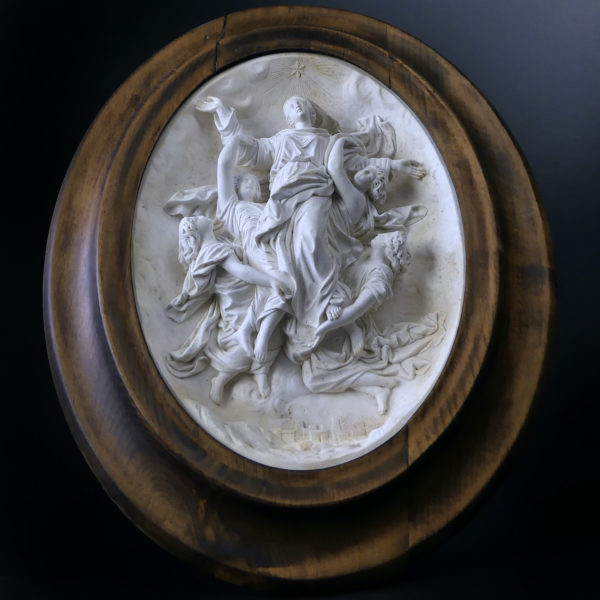 Bas-relief religieux assomption à encadrement ovale en bois fin XIXe (dessous)