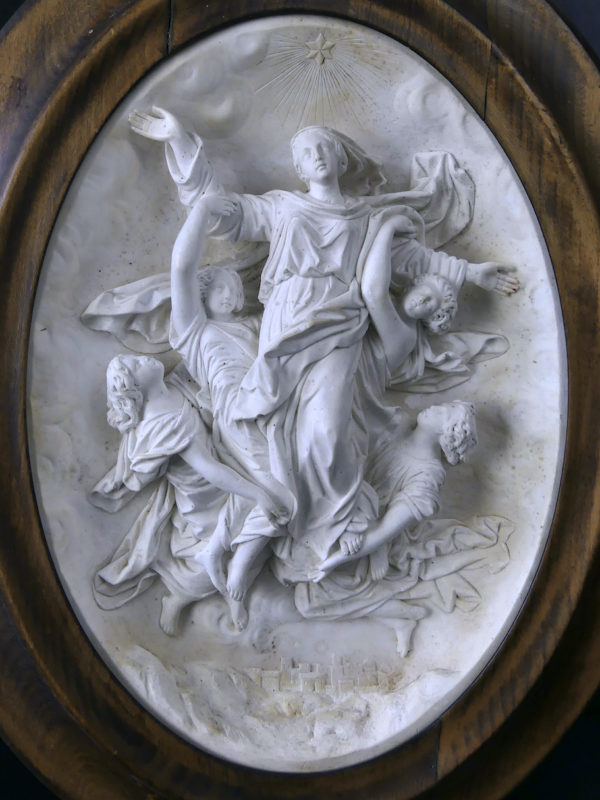 Bas-relief religieux assomption à encadrement ovale en bois fin XIXe (détail)