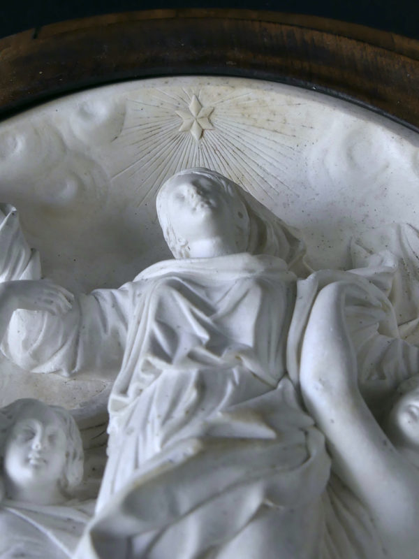 Bas-relief religieux assomption à encadrement ovale en bois fin XIXe (détail)