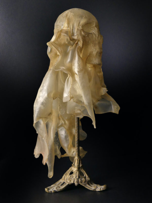 Fantôme en parchemin moulé sur crâne signé Michel Haillard (3/4)
