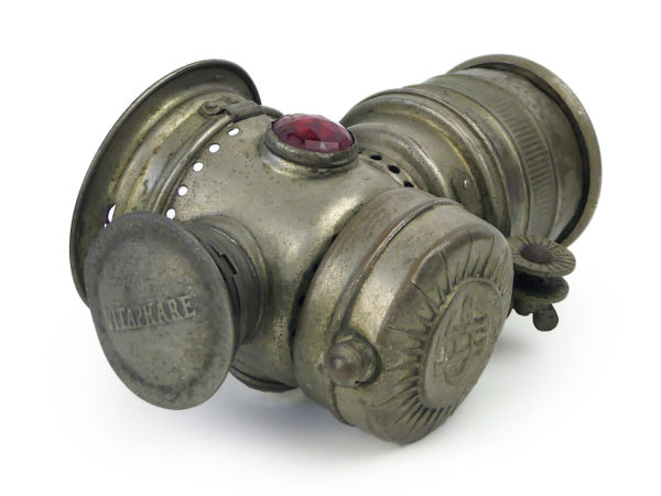 Lampe à carbure acétylène ancienne de la marque française VITAPHARE (dessus 3/4)