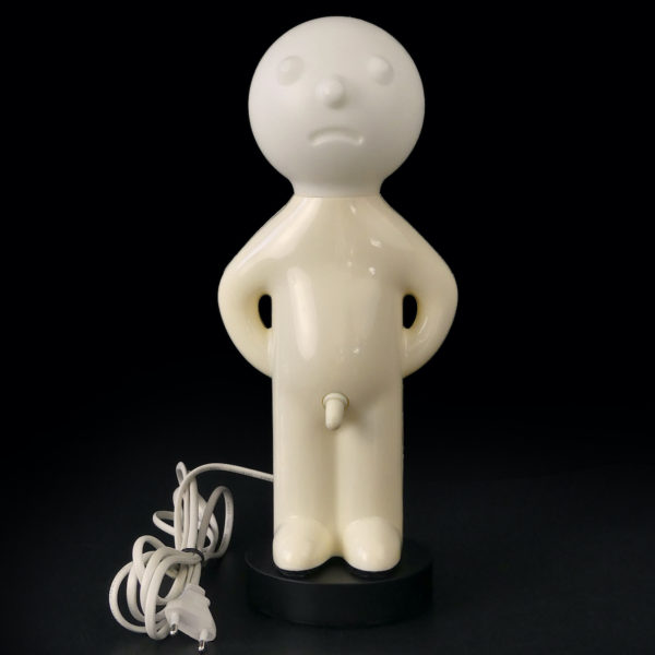 Lampe Mr. P blanche présentée sur socle rond (face)