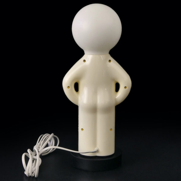Lampe Mr. P blanche présentée sur socle rond (dos)