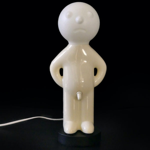 Lampe Mr. P blanche présentée sur socle rond (face)