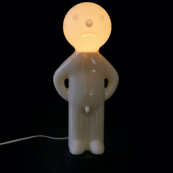 Lampe Mr. P blanche présentée sur socle rond (face allumée)