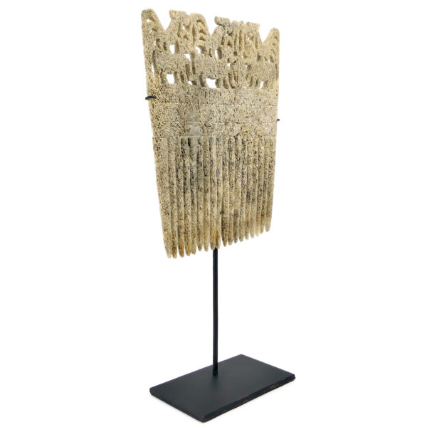 Peigne plat du Timor en os de baleine sculpté sur socle (3/4)