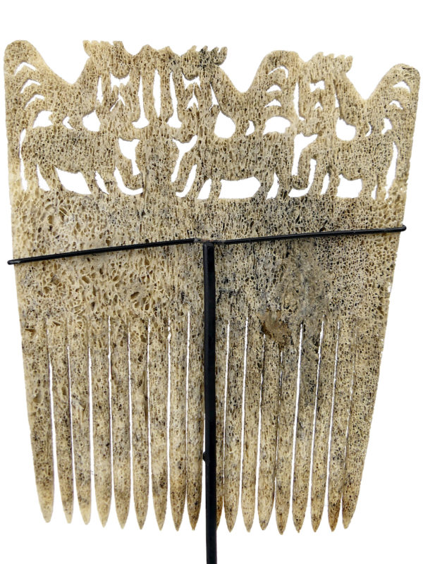 Peigne plat du Timor en os de baleine sculpté sur socle (dos)