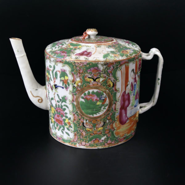 Théière en porcelaine de Canton Famile rose Chine XIXe (profil)