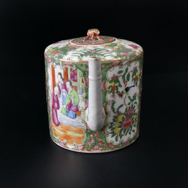 Théière en porcelaine de Canton Famile rose Chine XIXe (face)