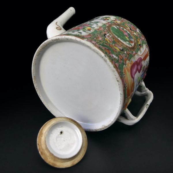 Théière en porcelaine de Canton Famile rose Chine XIXe (dessous)