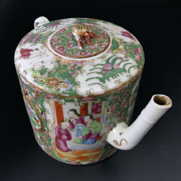 Théière en porcelaine de Canton Famile rose Chine XIXe (dessus 3/4)
