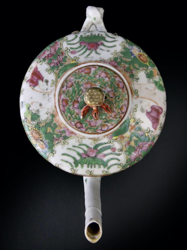 Théière en porcelaine de Canton Famile rose Chine XIXe (dessus)