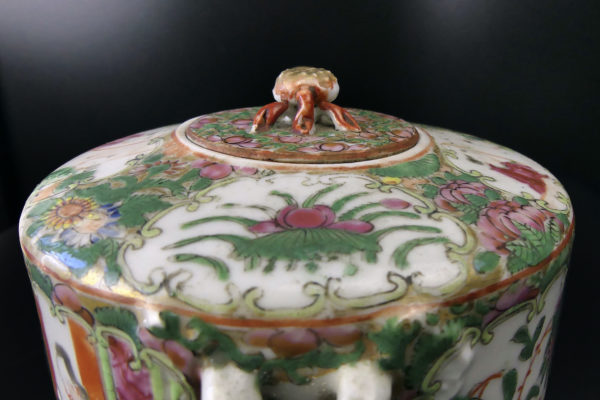 Théière en porcelaine de Canton Famile rose Chine XIXe (détail)