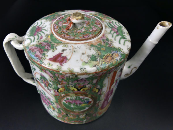 Théière en porcelaine de Canton Famile rose Chine XIXe (dessus 3/4)