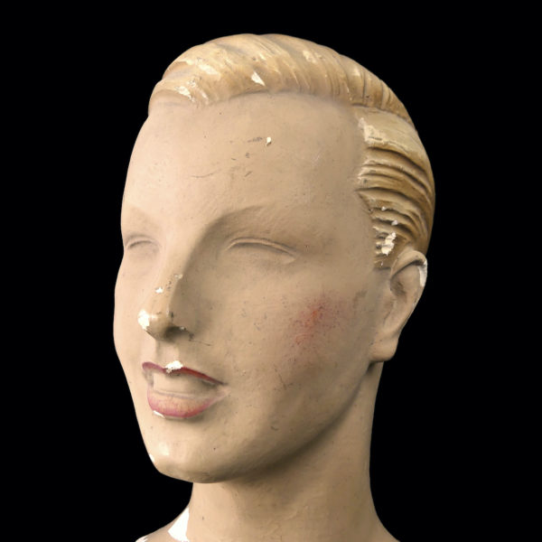 Tête de mannequin Siegel jeune homme des années 30 en plâtre (détail)
