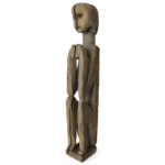 Statue de salutation Namaskara Mudra Putali népalais ancien en bois érodé