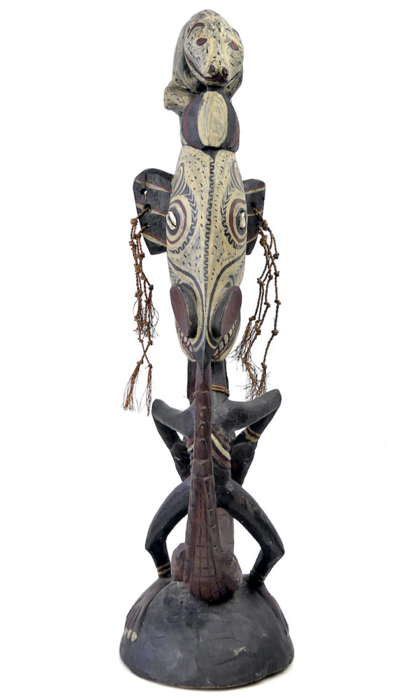 Cimier iatmul polychrome figure masculine opossum et crocodile (face)