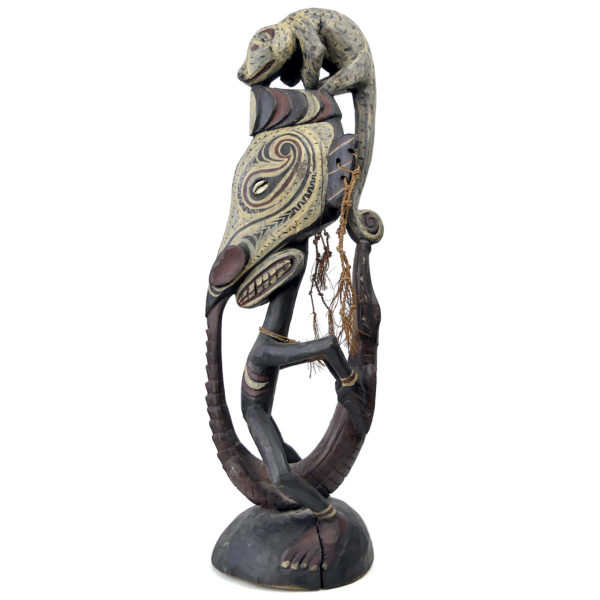 Cimier iatmul polychrome figure masculine opossum et crocodile (profil)