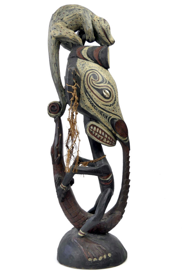Cimier iatmul polychrome figure masculine opossum et crocodile (profil)