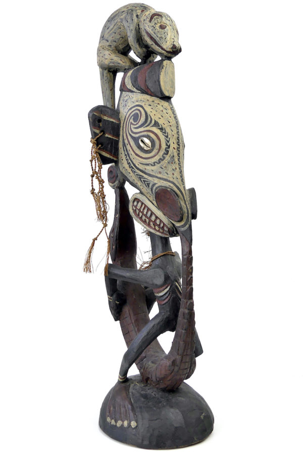 Cimier iatmul polychrome figure masculine opossum et crocodile (3/4)