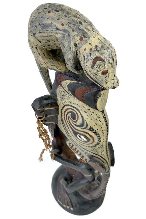 Cimier iatmul polychrome figure masculine opossum et crocodile (dessus 3/4)