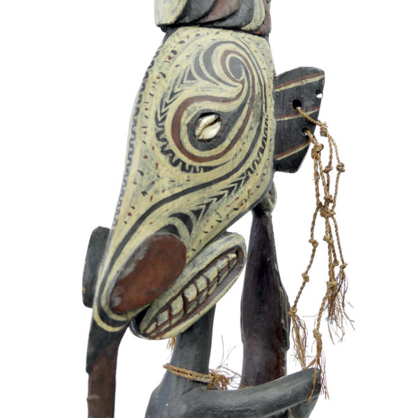 Cimier iatmul polychrome figure masculine opossum et crocodile (détail)