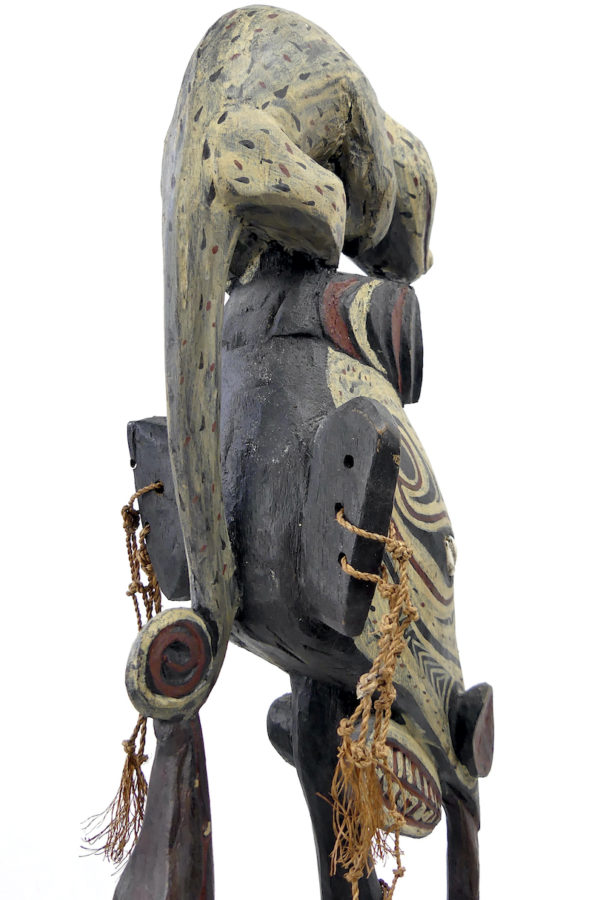 Cimier iatmul polychrome figure masculine opossum et crocodile (détail)