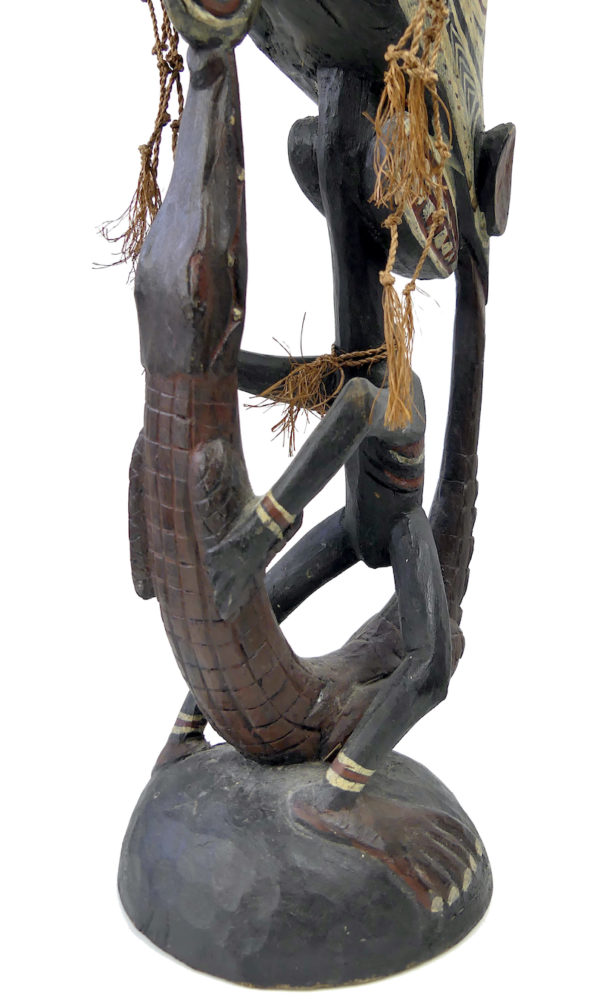Cimier iatmul polychrome figure masculine opossum et crocodile (détail)