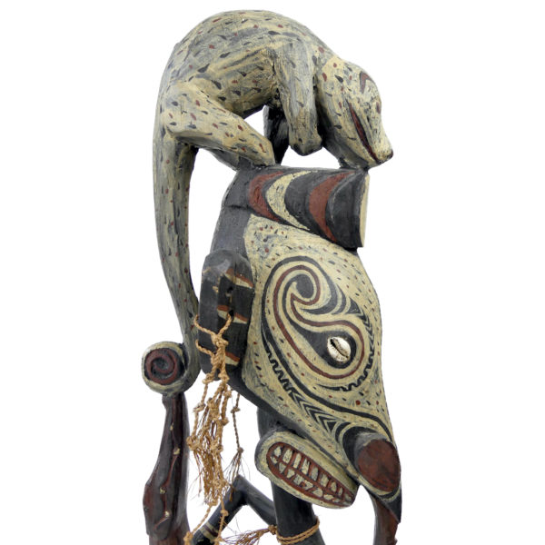 Cimier iatmul polychrome figure masculine opossum et crocodile (détail)