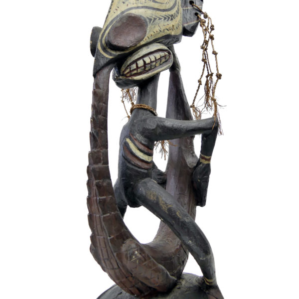Cimier iatmul polychrome figure masculine opossum et crocodile (détail)