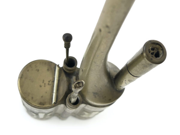 Grande pipe à eau chinoise ancienne en métal ciselé 1900 (détail)