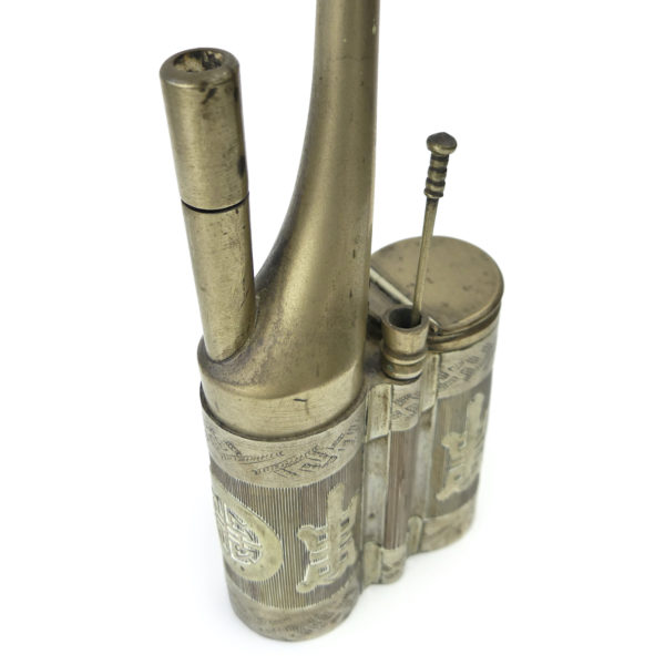 Grande pipe à eau chinoise ancienne en métal ciselé 1900 (détail)