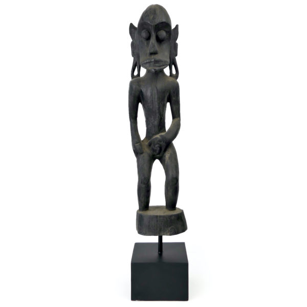 Statue Modang Dayak en bois de fer de Bornéo sur socle (face)