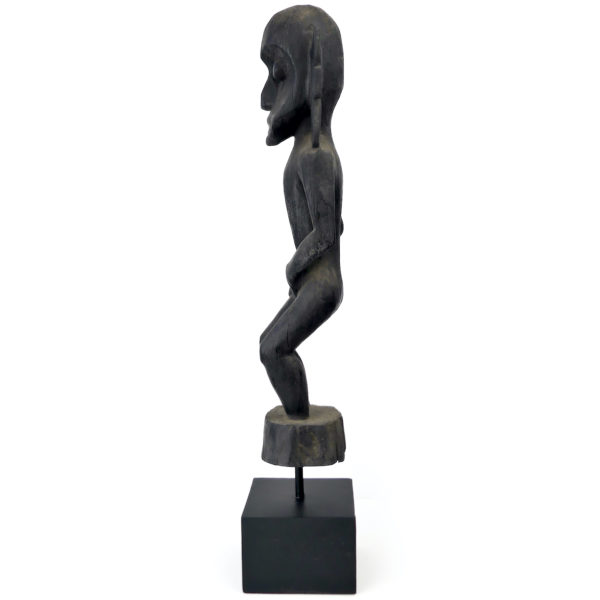 Statue Modang Dayak en bois de fer de Bornéo sur socle (profil)