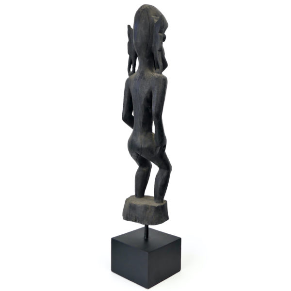 Statue Modang Dayak en bois de fer de Bornéo sur socle (3/4 dos)