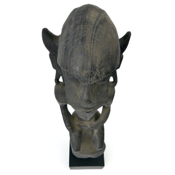 Statue Modang Dayak en bois de fer de Bornéo sur socle (dessus)