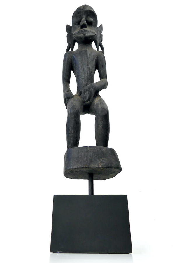 Statue Modang Dayak en bois de fer de Bornéo sur socle (dessous)