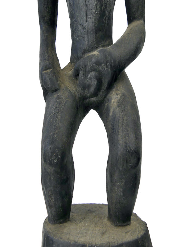 Statue Modang Dayak en bois de fer de Bornéo sur socle (détail)