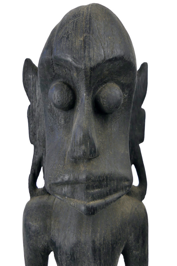 Statue Modang Dayak en bois de fer de Bornéo sur socle (détail)