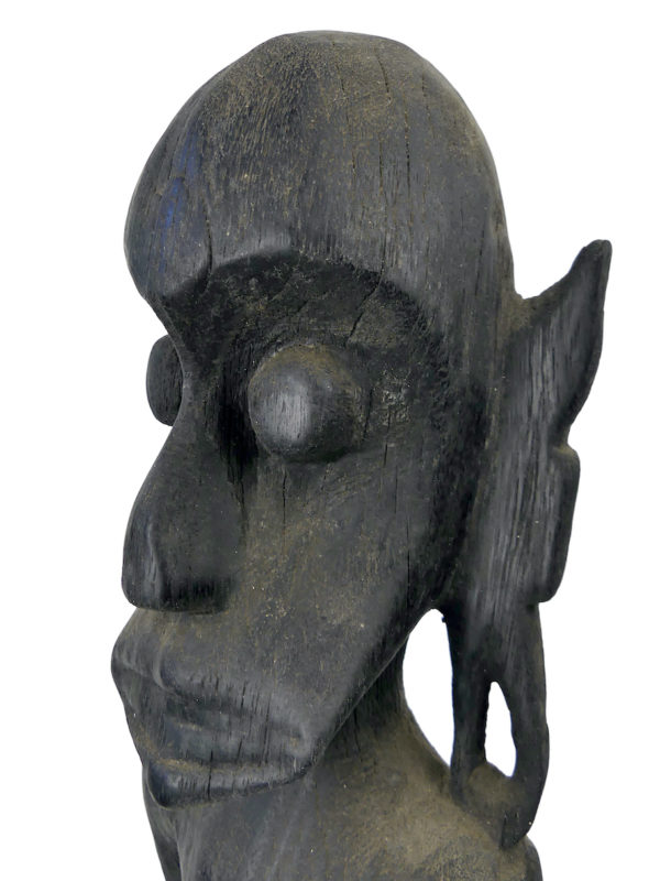 Statue Modang Dayak en bois de fer de Bornéo sur socle (détail)