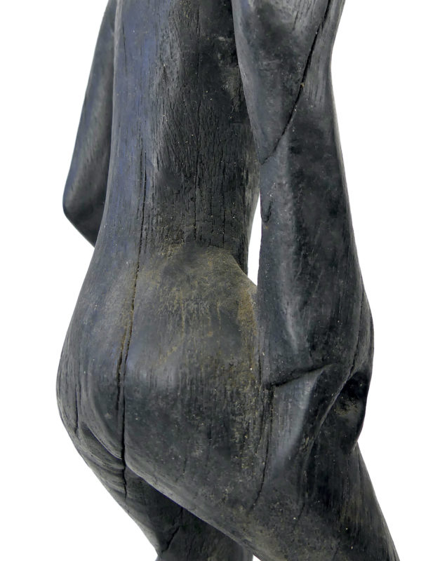 Statue Modang Dayak en bois de fer de Bornéo sur socle (détail)