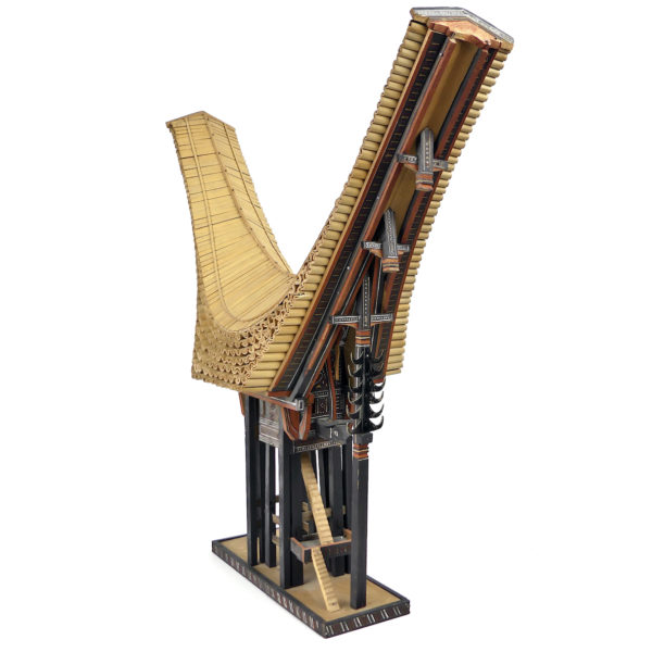 Grande maquette Tongkonan Toraja en bois léger Sulawesi Indonésie (3/4)