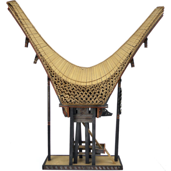 Grande maquette Tongkonan Toraja en bois léger Sulawesi Indonésie (profil)