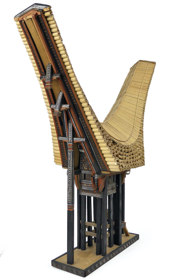 Grande maquette Tongkonan Toraja en bois léger Sulawesi Indonésie (3/4 dos)
