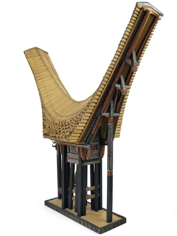 Grande maquette Tongkonan Toraja en bois léger Sulawesi Indonésie (3/4 dos)