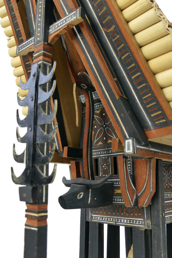 Grande maquette Tongkonan Toraja en bois léger Sulawesi Indonésie (détail)