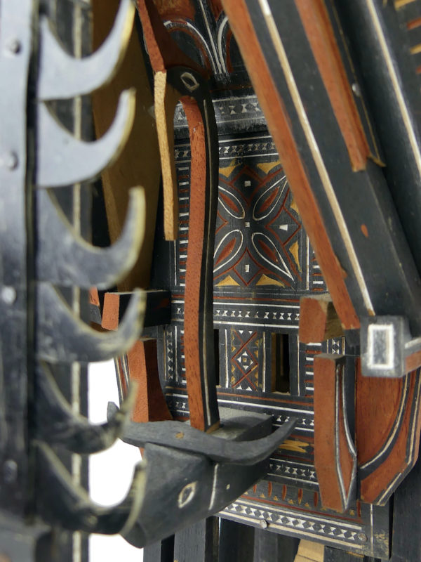 Grande maquette Tongkonan Toraja en bois léger Sulawesi Indonésie (détail)