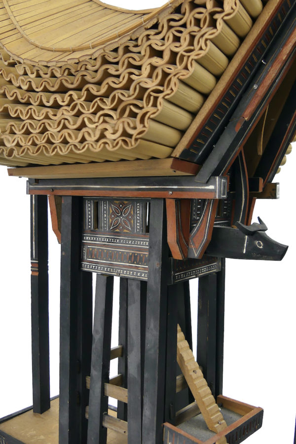 Grande maquette Tongkonan Toraja en bois léger Sulawesi Indonésie (détail)Grande maquette Tongkonan Toraja en bois léger Sulawesi Indonésie (détail)Grande maquette Tongkonan Toraja en bois léger Sulawesi Indonésie (détail)
