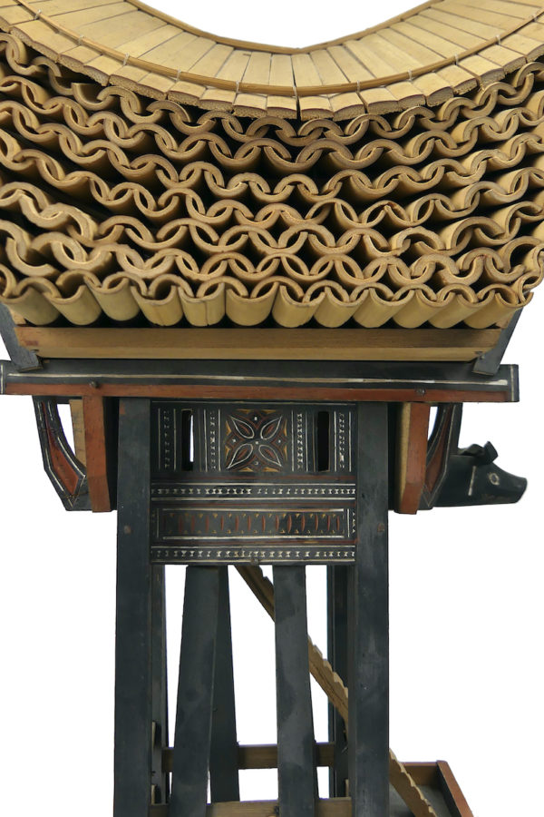 Grande maquette Tongkonan Toraja en bois léger Sulawesi Indonésie (détail)